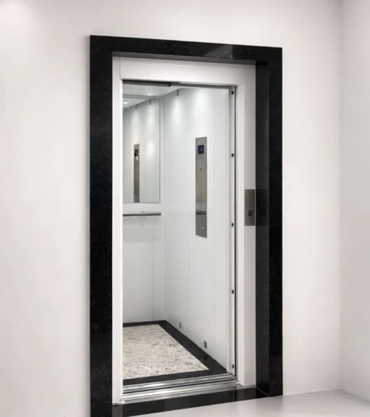 Elevador comercial IZ Gold com capacidade para até 8 pessoas.